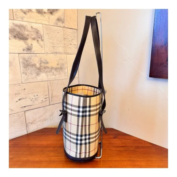 ❤️BEAUTIFUL❤️Burberry Bucket Bag - Picture 4 of 13